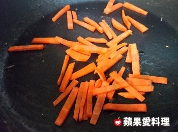 step2: 平底鍋倒入少許苦茶油（或其他耐高溫油品也可以），放入紅蘿蔔拌炒約10秒。