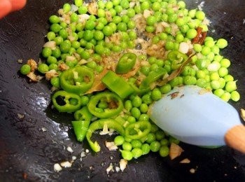 step10: 10.加入一條辣椒，紅色的辣椒 顏色會比較美喔。