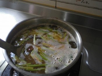 step11: 最後加胡椒粉、芹菜、香油調味