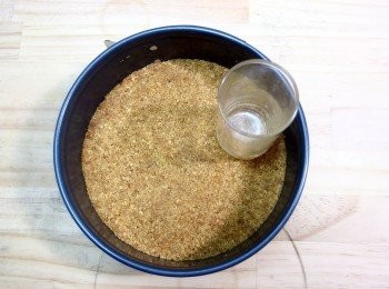 step5: 將做法4.倒入模型中,用杯子或湯匙等工具輕壓,使其鋪滿模型底部,然後放入冰箱冷藏定型。冷藏約30分鐘以上即可。