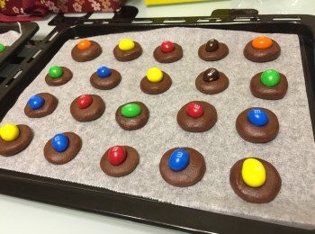 step3: 烤盤上放上牛油紙，把麵團搓成小圓波輕輕壓成扁圓形，每塊放上一粒MM朱古力豆。