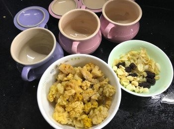 step1: 黃耳預先一晚浸發，剪走中間黑色部分，再剪細備用。
將南棗沖洗，連黃耳及冰糖放入燉盅