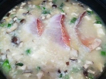 step4: 再加入飯，加入鹽。 最後加入星斑片，剛熟熄火。開飯喇?