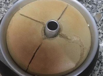 step15: 入烤箱用160度烤10分鐘後，拿出蛋糕並用刀切ㄧ個十字，以防止蛋糕裂的亂七八糟。接著再進烤箱烤12-15分鐘即可。