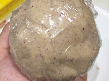 step3: 油皮做法：
將油皮材料放進麵包機內用搓麵糰製式至大概1小時取出，手搓要搓好後用保鮮紙醒置30－40分鐘。

油酥做法：
將油酥材料均好，用手搓至完全均勻，用保鮮紙包好放入冰箱備用。