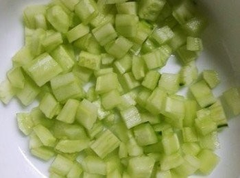 step2: 青瓜洗淨刨皮除囊切粒放在碗內 。