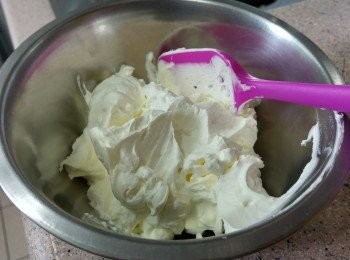 step7: 其間用機將150g淡忌廉加1  1/4湯匙砂糖打至企身（甜度可自行調較）， 如想像我一樣裝飾便要將小部份忌廉入花咀唧袋， 放入雪櫃備用