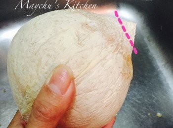 step2: 椰皇尖的一頭是底，將尖的地方略略切平令椰皇能夠站穩於砧板上。