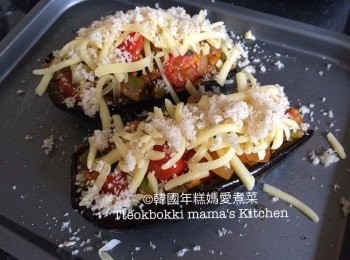 step11: 雜菜上面灑上適量的Mozzarella 芝士和麵包糠後放入焗爐內煱至芝士溶掉和麵包糠金黃即可。