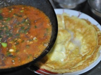 step8: 再將麻婆醬汁淋入烘蛋上層即可~