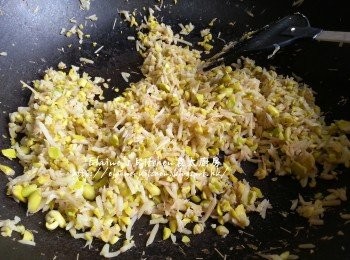 step8: 再加入其餘份量的大豆芽水 , 再拌炒至乾身及大豆芽成金黃色(約30分鐘)盛起