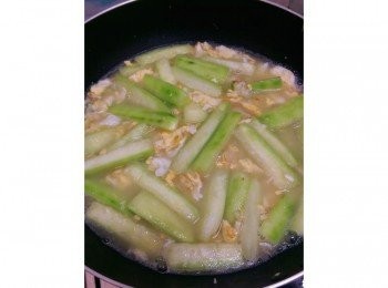 step5: 之後把高湯倒進去中火煮軟絲瓜就能裝碗享用咯~