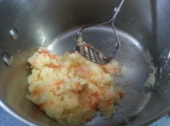 step1: 薯仔及甘筍去皮後,用滾水煮30分鐘,壓碎,加入鹽與牛奶拌勻