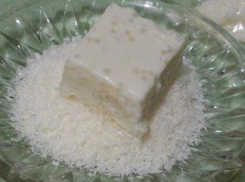 step5: 切塊沾上椰絲便可。