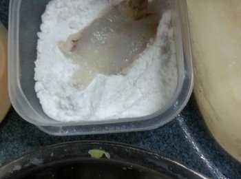 step3: 將蝦先沾上生粉