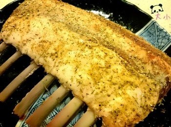 step3: 把Dry Rub抹上羊架。