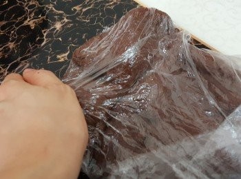 step7: 再倒入保鮮袋，隔著保鮮袋將麻薯粉團搓至不粘手