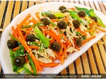 step6: 最後將對切成半的黑木耳QQ圓，直接擺放在所有<span class="group_1">食材</span>上頭即可！