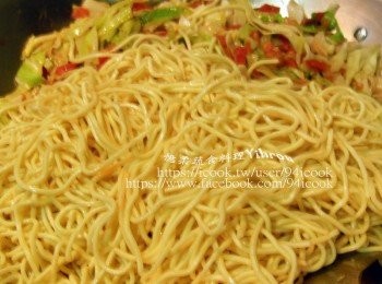 step7: 加入黃麵一起炒至湯汁收乾.放入芹菜增加香氣