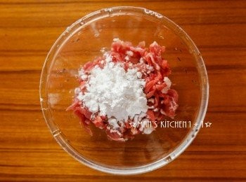 step1: 首先將肉絲與醃料混合醃製約15分鐘。