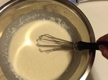 step1: 在大鋼盆裡加入牛奶，麵粉，蛋，香草精和鹽，無鹽奶油加熱融化後一起加入，攪拌均勻後過篩1-2次，放進冰箱約1小時（時間不允許也可以直接做）