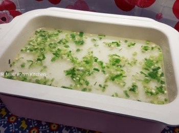 step1: 1. 開爐溫至HIGH或MAX Mode，深鍋中加入膶腸臘腸粒炒香至出油(多一點油最好)，撈起備用
2. 用深鍋中既雙腸油炒香蔥粒 , 又撈起備用
3. 保留深鍋中臘腸油份, 直接加米及水(比例跟正常煲飯)，加蓋煲飯 (MAX Mode 約10分鐘，可見米成粥狀態)