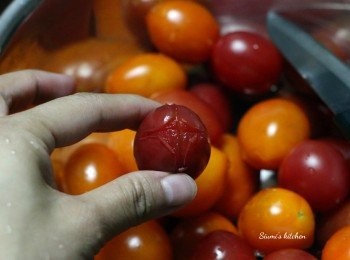 step4: 先在車厘茄介十字，放入熱水煮1分鐘，撈起，放入冰水中方便去皮