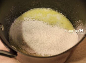 step8: 全脂牛奶+無鹽奶油以小火加熱至65度C，離火，倒入過篩的低筋麵粉拌勻。