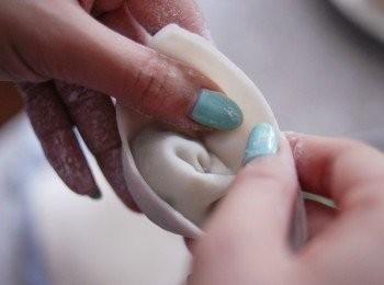 step6: 將右上角黏在左上角上，壓實