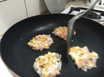 step4: 準備平底鍋，使用小火加入少許的油熱鍋，舀一匙丁丁蝦泥放入燒熱的平底鍋中，用小火煎約2分鐘後翻面後，使用鍋鏟輕輕壓扁，續煎至兩面金黃即可起鍋享用。