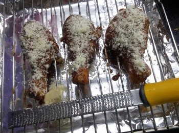 step2: 焗爐180C預熱
雞槌放在網架上，用刨將芝士刨碎在雞槌上