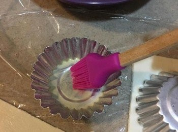 step2: 撻模內掃上牛油溶液，然後把酥皮鋪入模中，貼著模沿邊輕壓下去，將多餘凸出既酥皮撕走