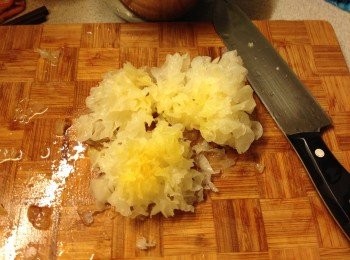 step4: 雪耳切去底部, 撕成小件