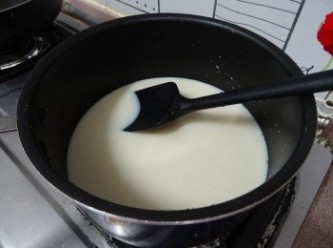 step5: 奶及糖放小煲內，最慢火加熱至糖溶化便離火，(不用煮滾)，如太熱則稍為攤凉)