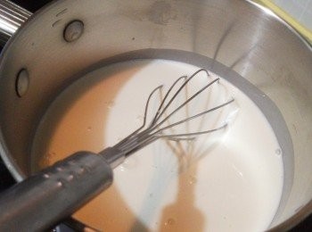 step3: 加入砂糖和西米，用小火煮至濃稠(要不停攪拌避免黏底)。