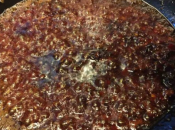 step3: 熱油，加入幹辣椒，八角，火鍋底料炒出紅油，加入剁碎的豆瓣醬，小火炒出香味