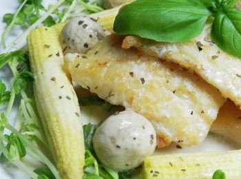 step8: 源自愉羅馬的香濃白醬帶有起司的味道，搭配上黑胡椒，會讓人忍不住一口接一口！簡單又快速就可以完成一道料理囉！