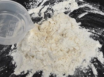 step7: 再加入冷水揉成麵糰(冷水不用一次倒完，可斟酌加入，麵團才不會過濕)