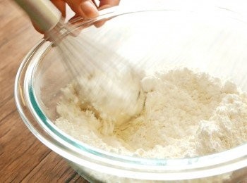 step3: 把低筋麵粉和糖粉在大碗中拌勻同時拌散粉粒。