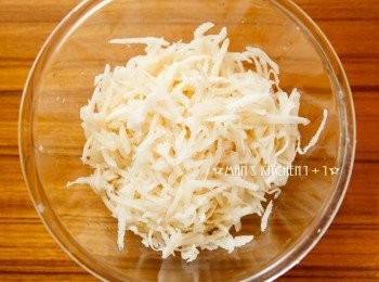 step1: 首先將馬鈴薯刨絲，並用手擠乾馬鈴薯的水份。