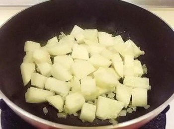 step3: 放入馬鈴薯塊略炒