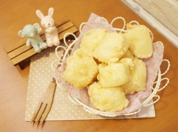 step14: 炸到表面都成金黃色即完成這道美味的兒時回憶點心~~炸鮮奶^^