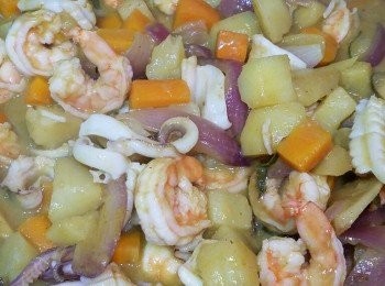 step5: 蝦及鮮魷回鑊，拌勻。現在可以加魚露及糖調味。上碟，加上少許青檸汁，更清新。