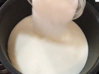 step4: 在煲放入奶及糖煮溶（請不要奶煮滾），只要糖溶就可以。