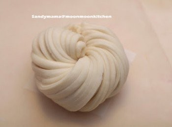 step4: 9.開大火，水滾放入蒸12分鐘即成。