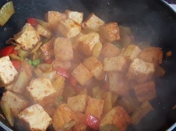 step6: 炒勻後，轉中火煮至收汁即可。