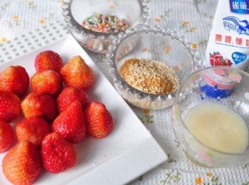 step1: 簡單備料:草莓、鷹牌練奶、白芝麻花生粉、彩色米