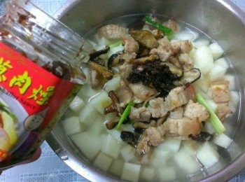 step4: 米洗好加入炒好的備料~筍丁~再加入主婦的好幫手牛頭牌紅葱肉燥~再加水一般煮飯的水即可~竹筍不會再出水~調味~鹽和雞粉和一點胡椒~放入電鍋~一般煮飯的程序就OK囉~