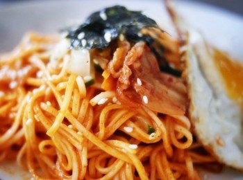 step6: 淋上白芝麻，及紫菜條，可加一隻煎蛋或水煮蛋即成！