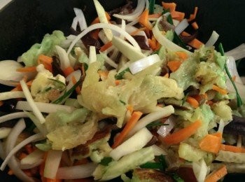 step2: 先炒蔥抓餅後再加入蔬菜拌炒